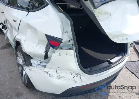 2021 Tesla Model Y Long Range Dual Motor All-Wheel Drive z USA, uszkodzony, nr VIN 5YJYGDEE2MF200315